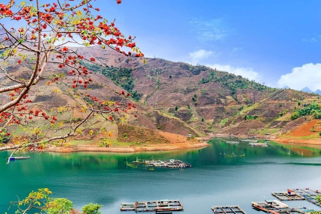 Lòng Hồ Thủy Điện - Thuê Xe Đi Tỉnh Sơn La