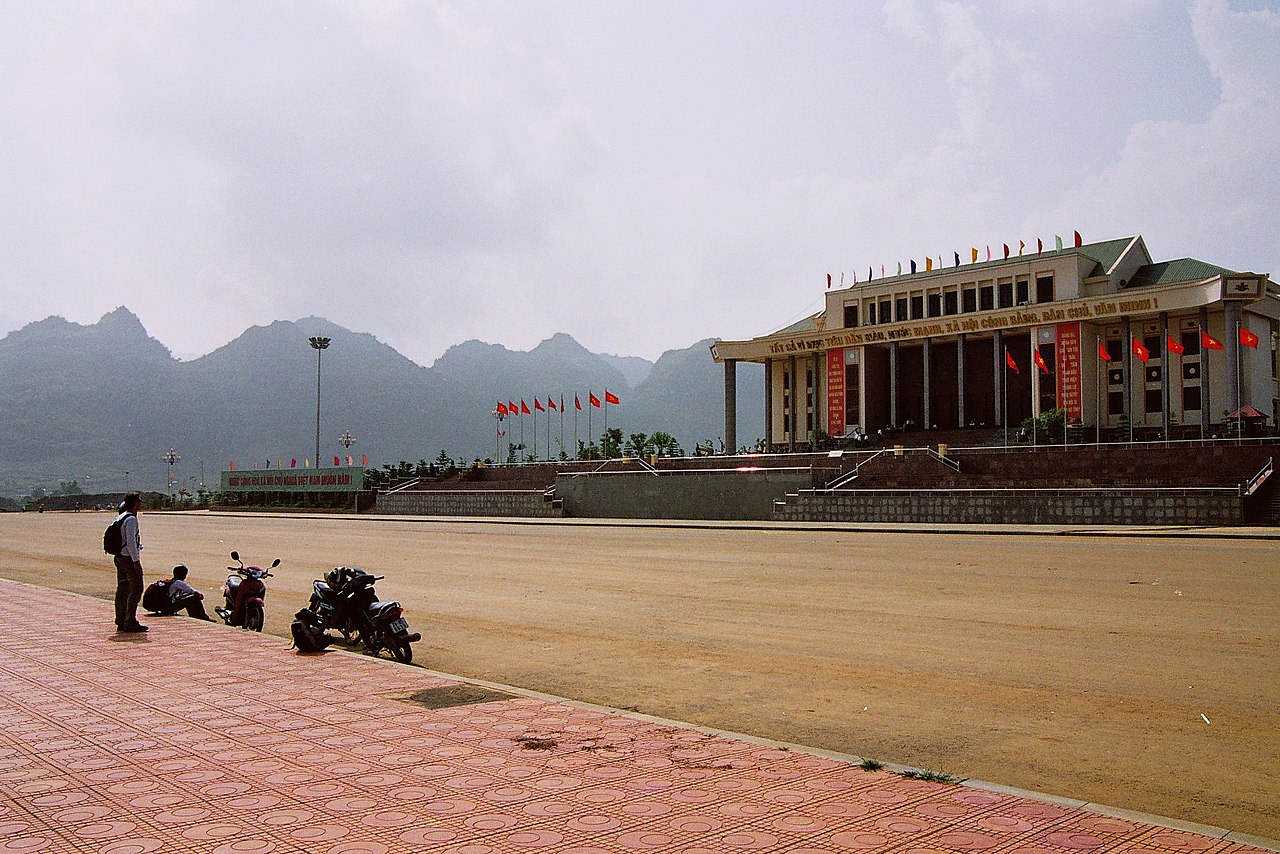Quảng Trường - Thuê Xe Đi Tỉnh Lai Châu